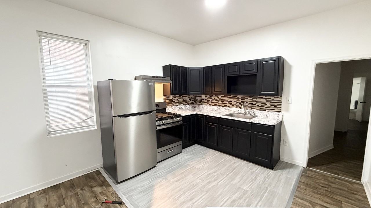 1628 Dyre St #1 - Photo 3 of 9
