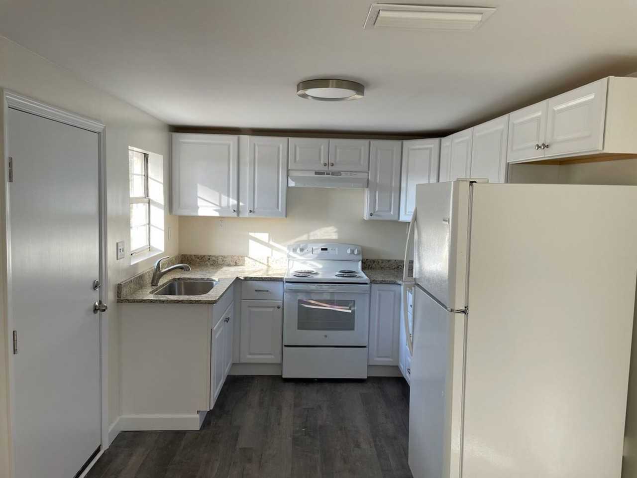 129 Seneca Ave - Photo 4 of 9