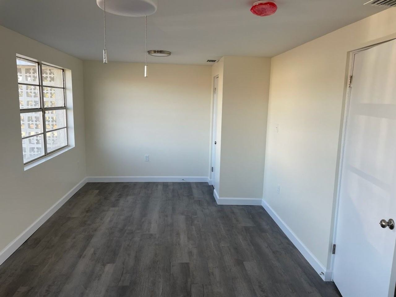 129 Seneca Ave - Photo 5 of 9