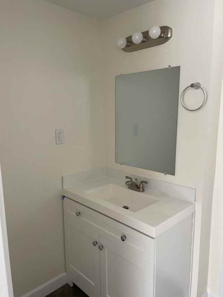 129 Seneca Ave - Photo 6 of 9