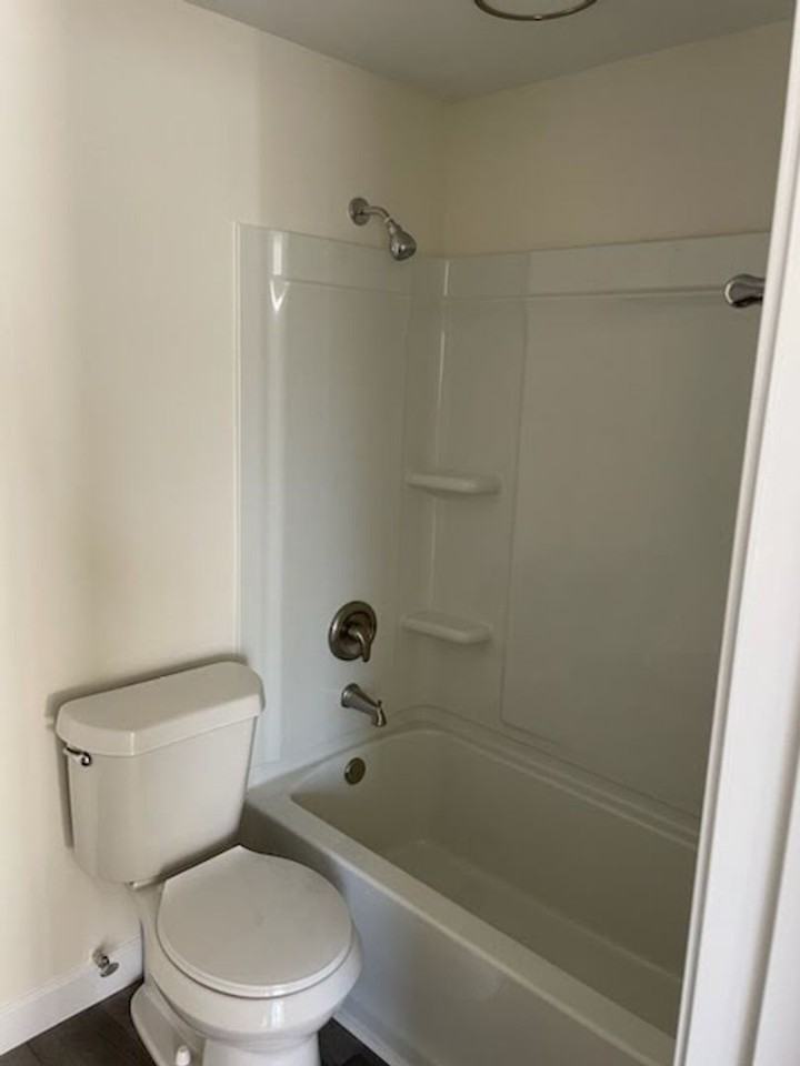 129 Seneca Ave - Photo 7 of 9