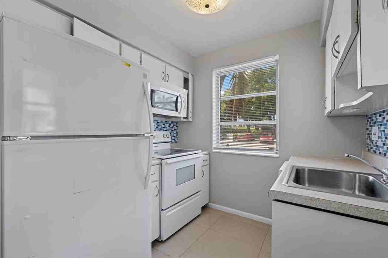 2130 NE 42 Ct Lighthouse Point, FL 33064 - Photo 3 of 7