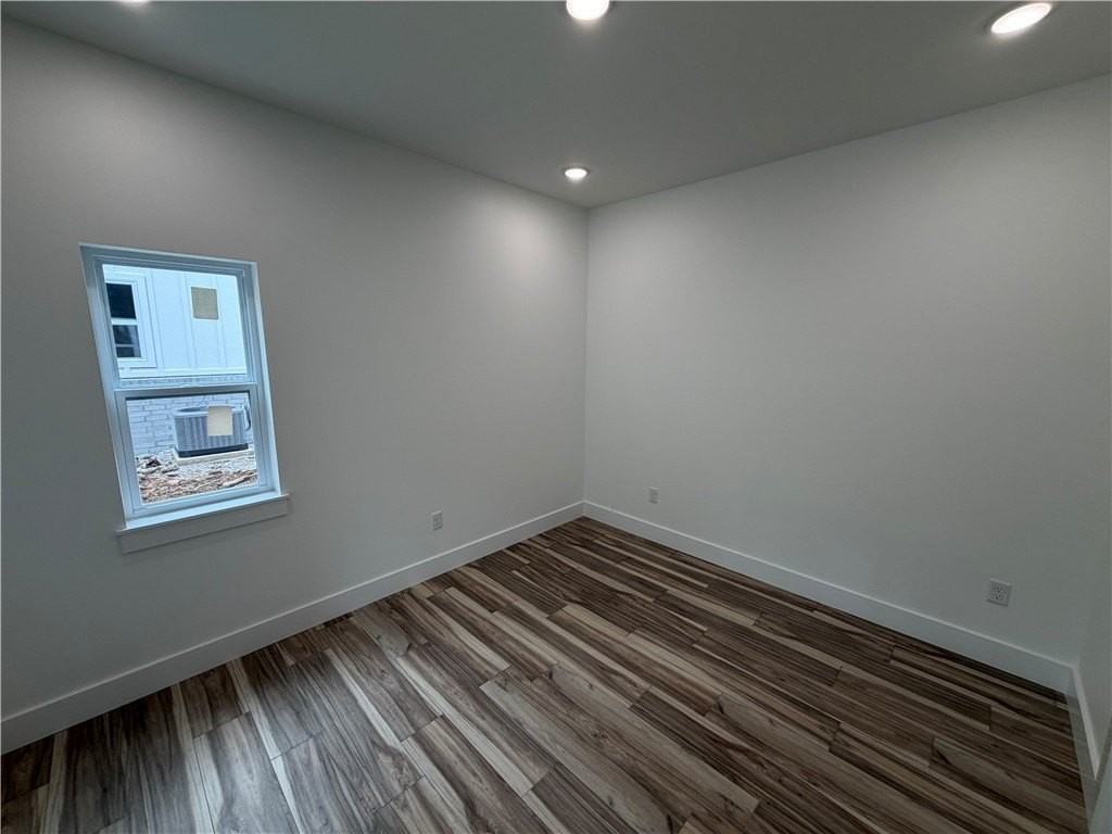 916 N Sang Ave - Photo 7 of 18