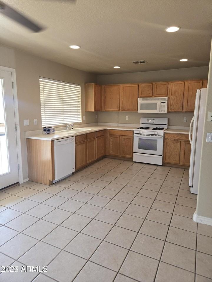 229 S 125th Ave - Photo 2 of 16