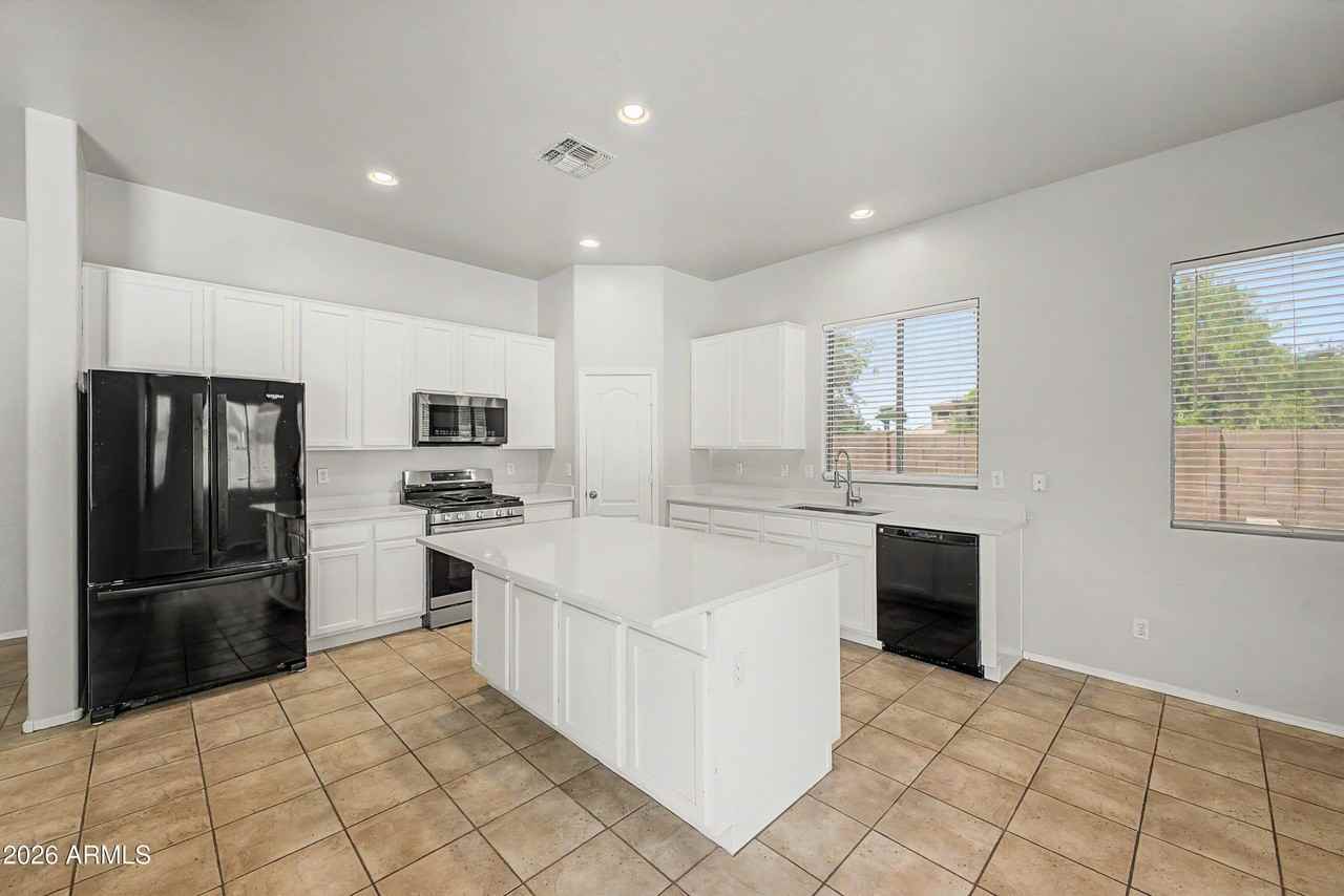 8634 E Hillview St - Photo 3 of 15