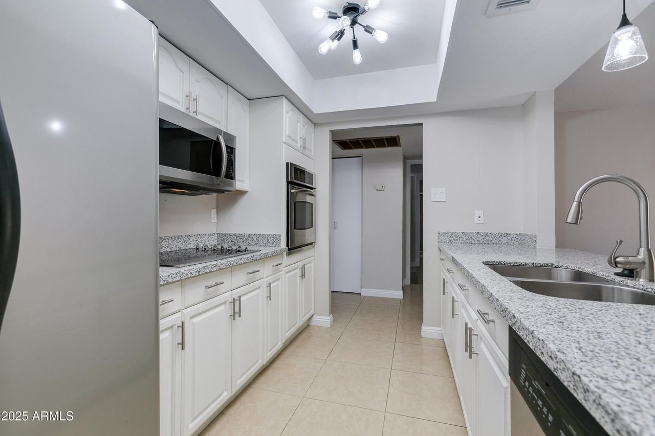 1206 E Greenway Dr - Photo 3 of 40