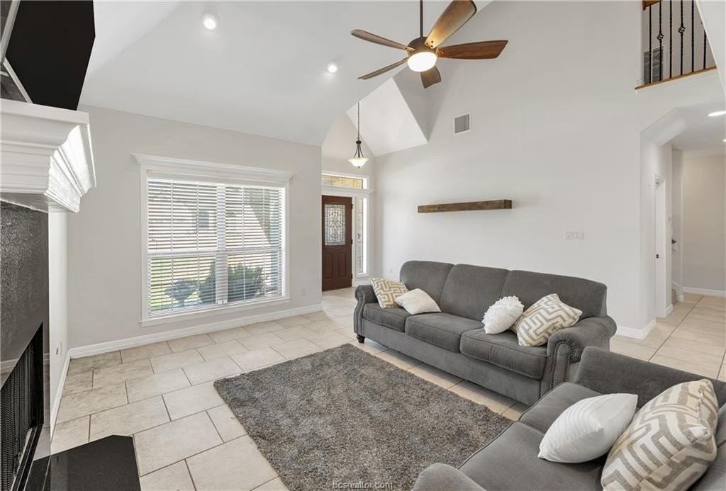 1742 Creekside Cir - Photo 3 of 33