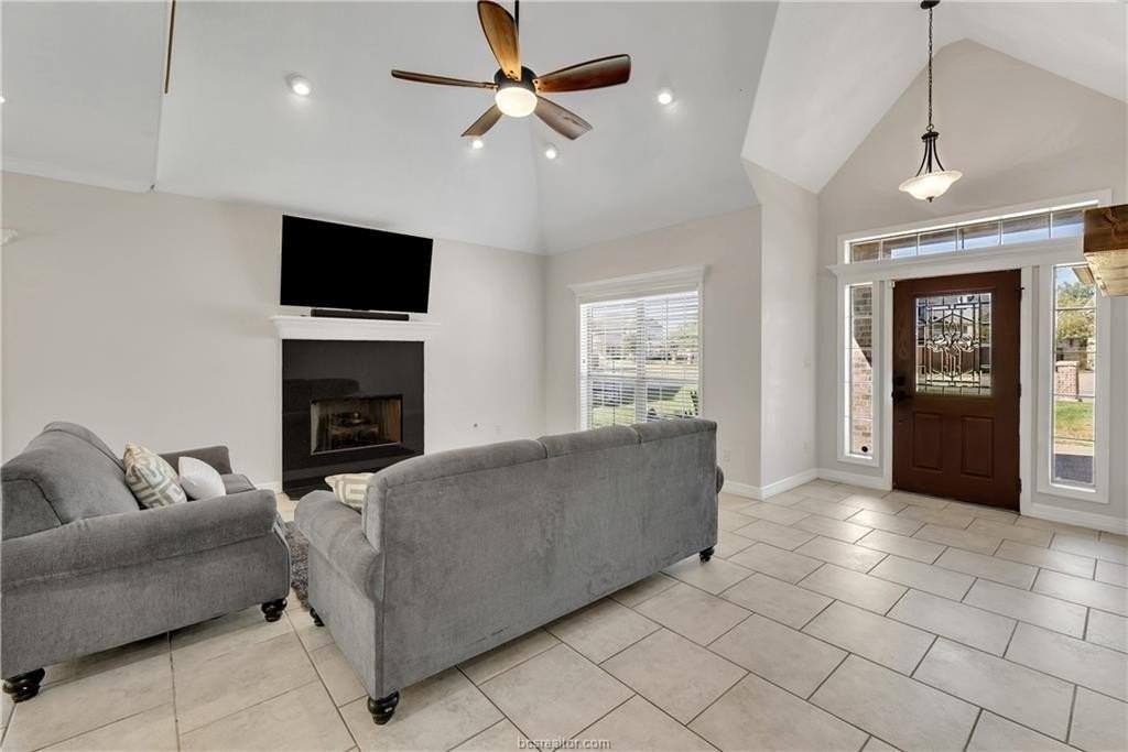 1742 Creekside Cir - Photo 4 of 33