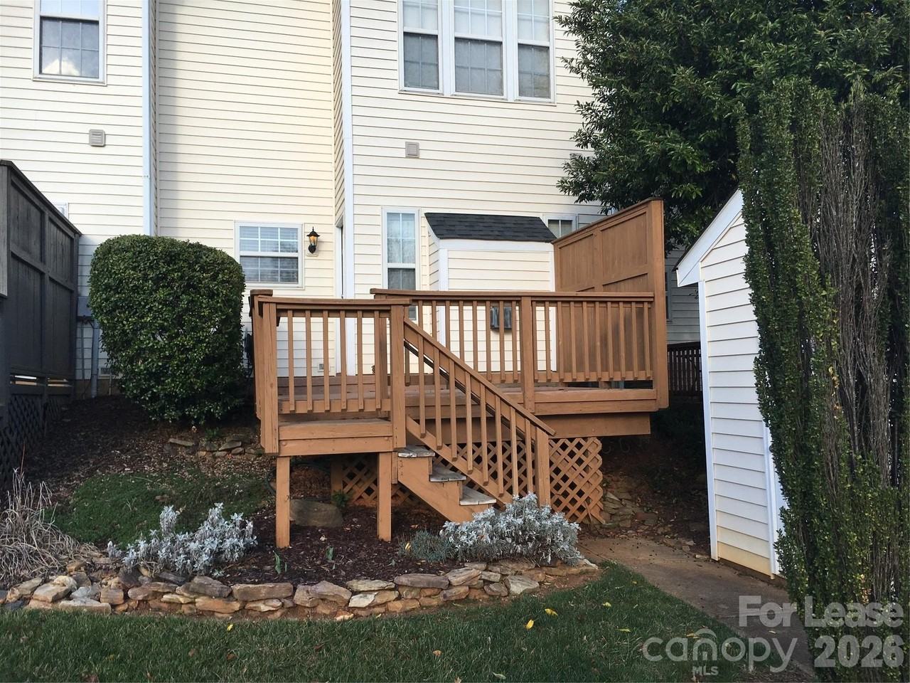 17819 Delmas Dr - Photo 3 of 10