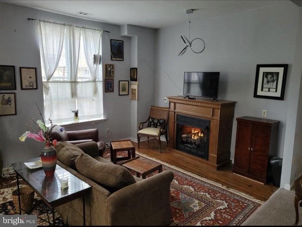 1037 Shackamaxon St - Photo 3 of 16