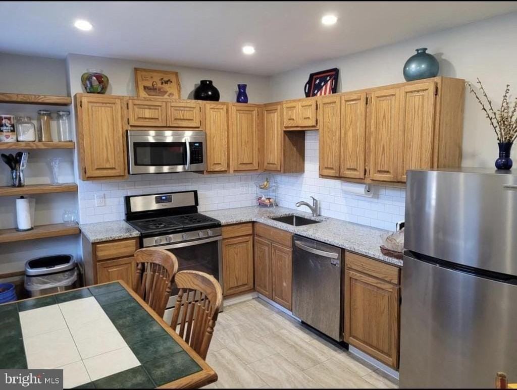 1037 Shackamaxon St - Photo 5 of 16