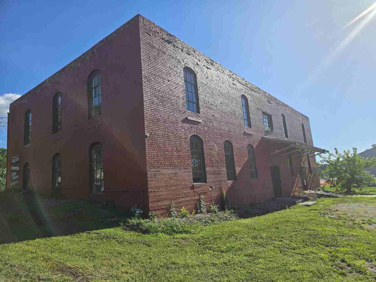 1303 W College St - Photo 3 of 45