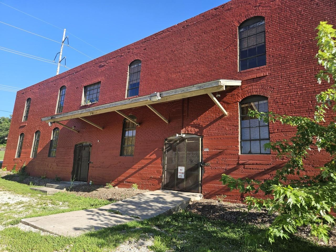 1303 W College St - Photo 5 of 45