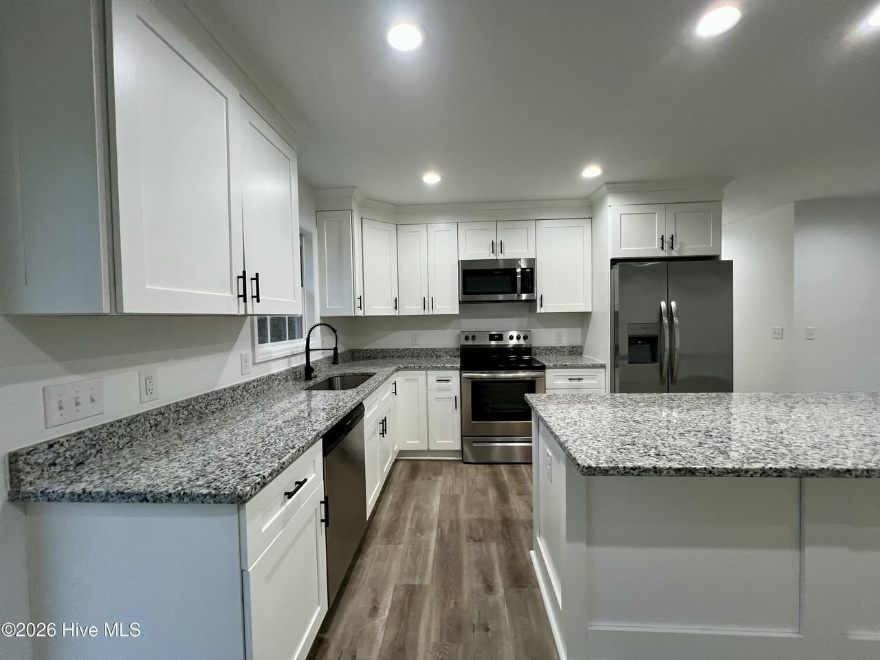 157 Edinburgh Dr - Photo 3 of 26