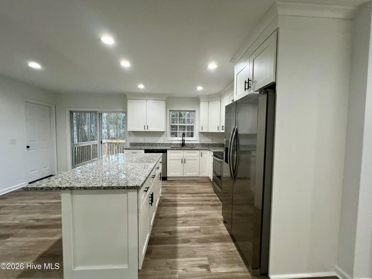 157 Edinburgh Dr - Photo 4 of 26