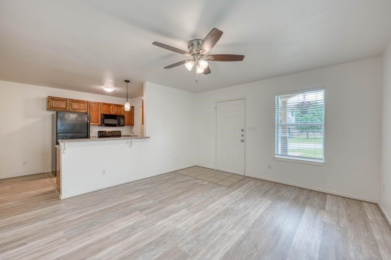 1511 Claremont Cir - Photo 3 of 21