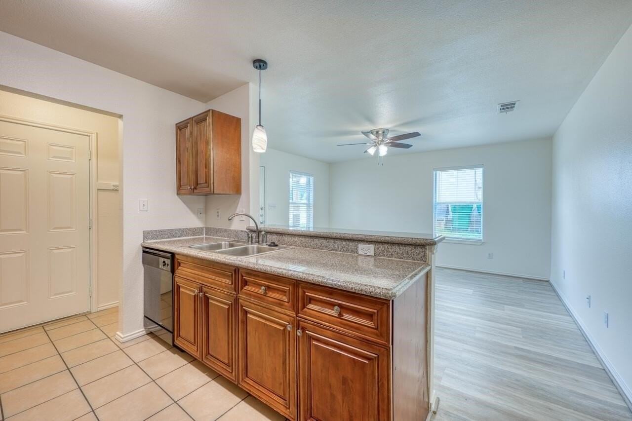 1511 Claremont Cir - Photo 4 of 21