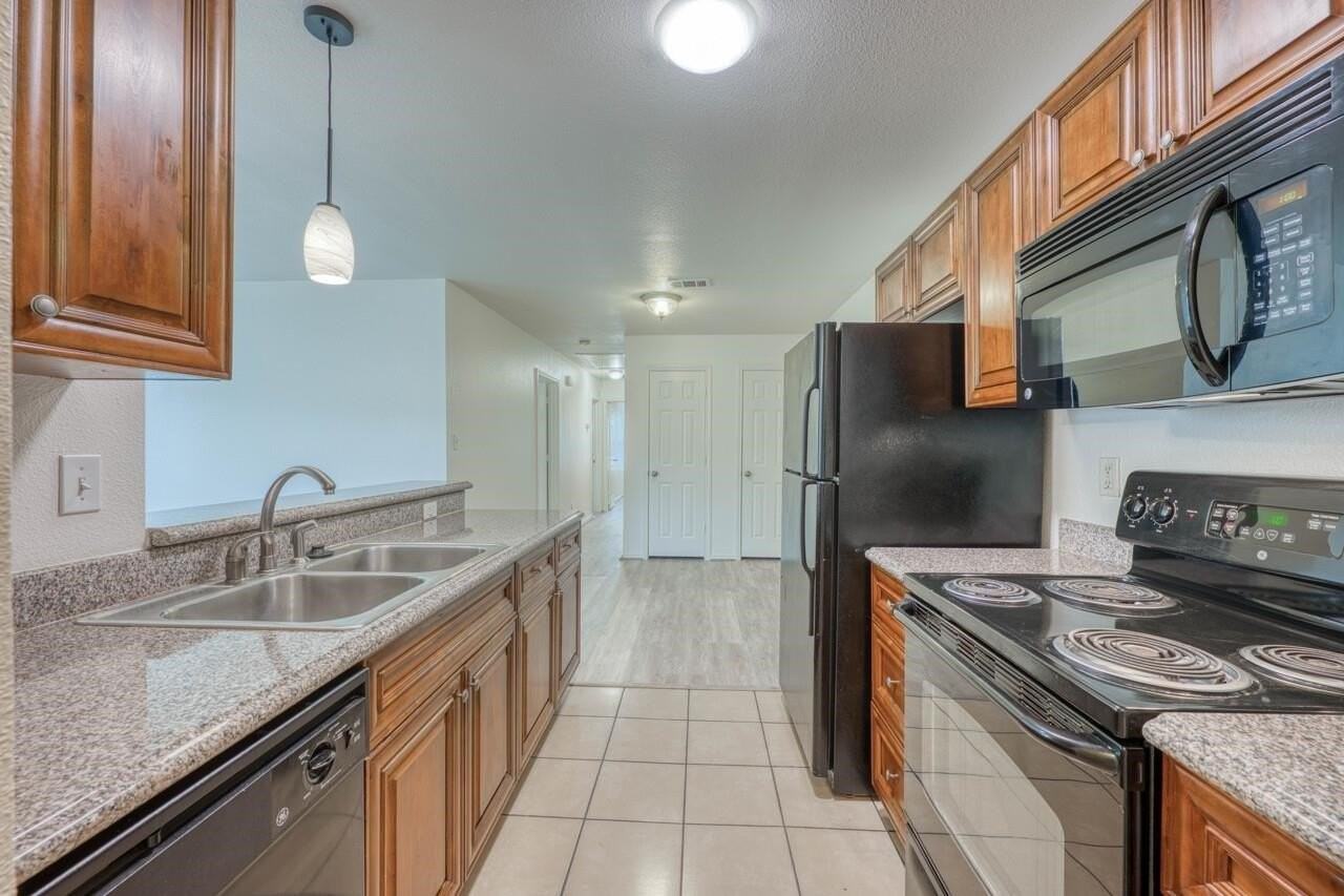 1511 Claremont Cir - Photo 5 of 21