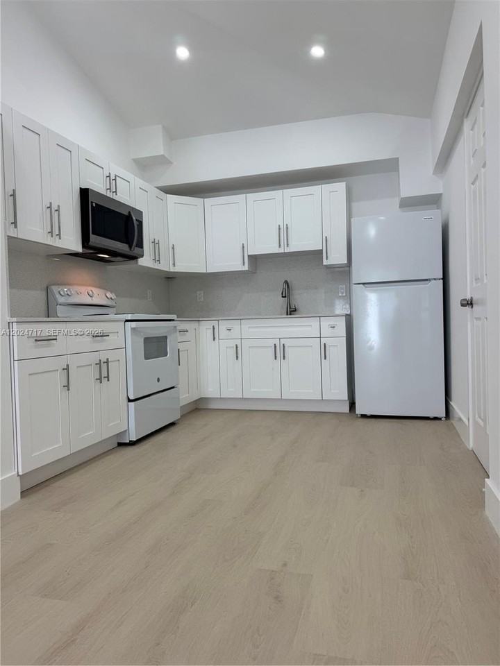 2798 Sw 33rd Ave #2798 - Photo 7 of 18