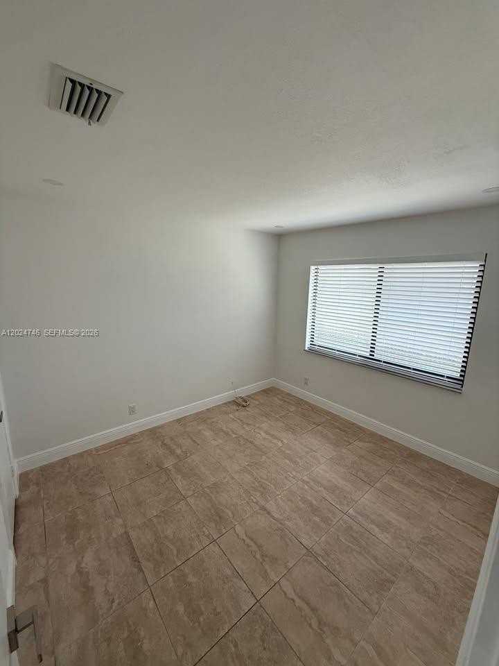 1021 W Las Olas Blvd #3 - Photo 3 of 9
