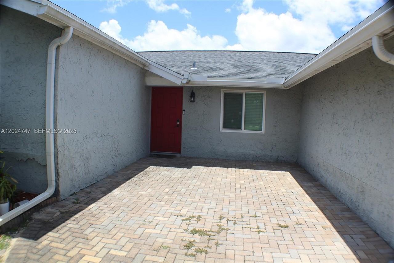 1317 Sw 82nd Ave - Photo 2 of 29
