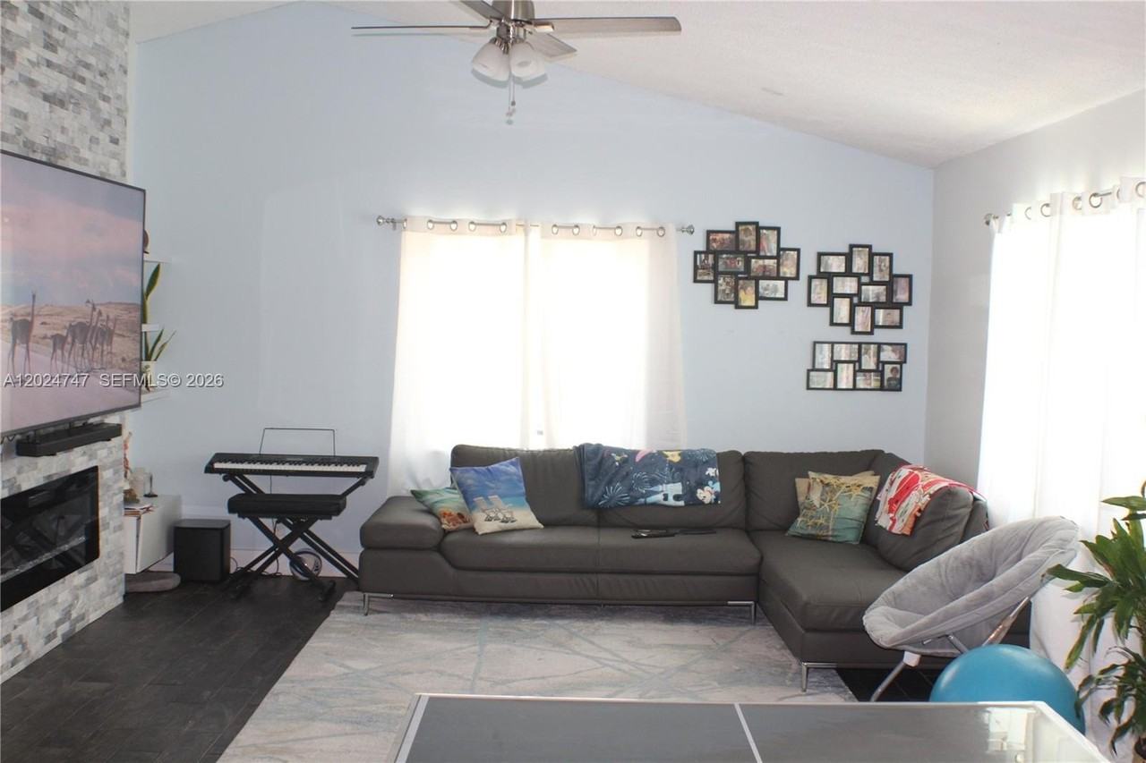1317 Sw 82nd Ave - Photo 3 of 29