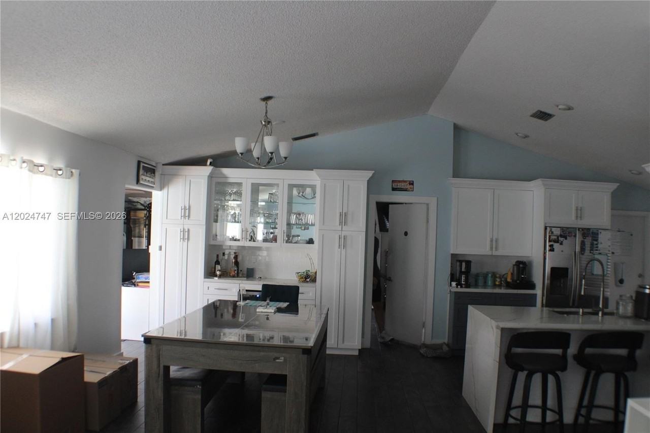 1317 Sw 82nd Ave - Photo 5 of 29
