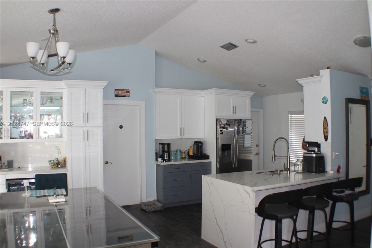 1317 Sw 82nd Ave - Photo 6 of 29