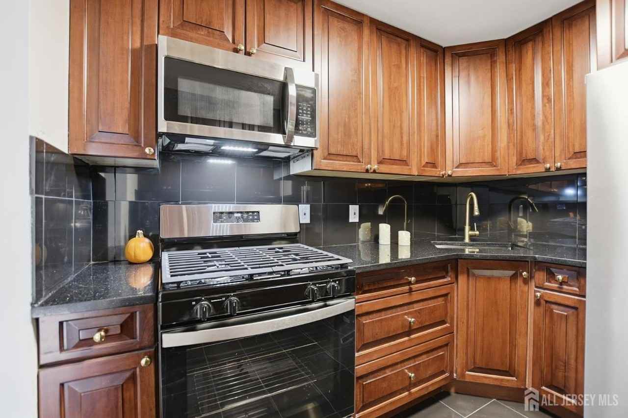71 College Dr - Photo 2 of 7