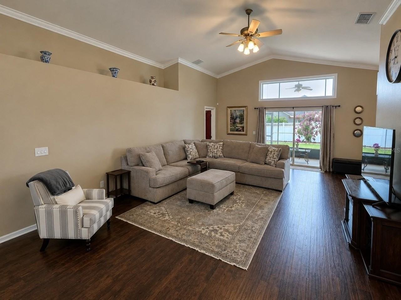 227 Cambridge Ave - Photo 4 of 16