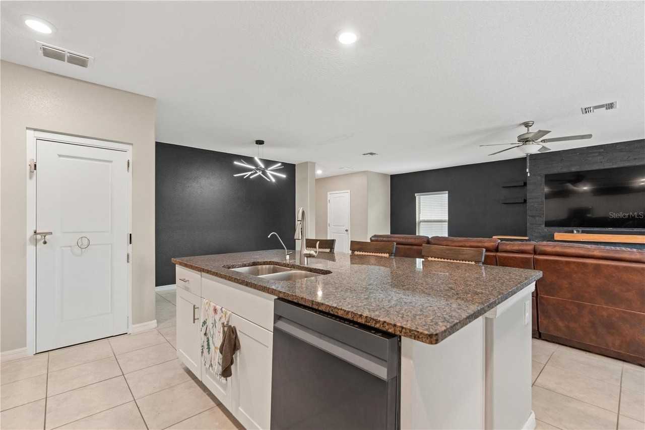 13790 Sea Bridge Dr - Photo 3 of 28