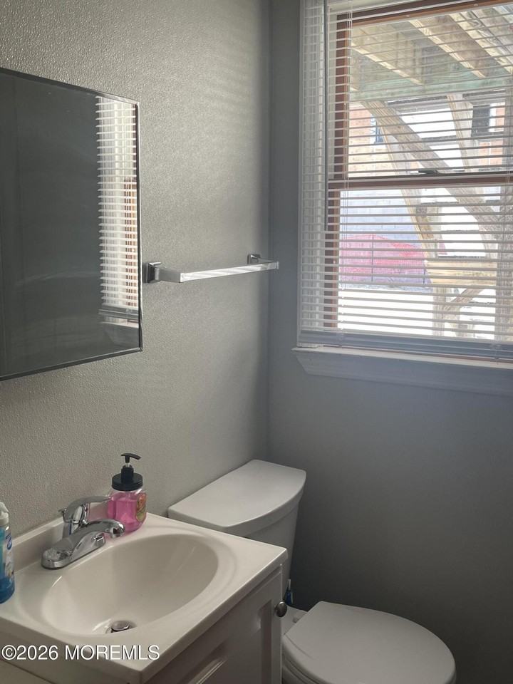 127 Hancock Ave - Photo 5 of 17