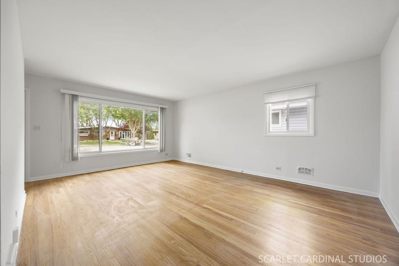 569 S Park Rd - Photo 2 of 11