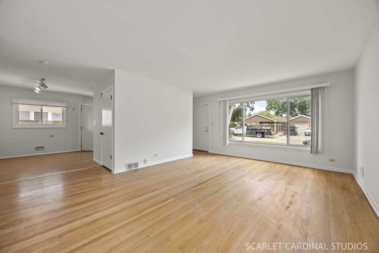 569 S Park Rd - Photo 3 of 11