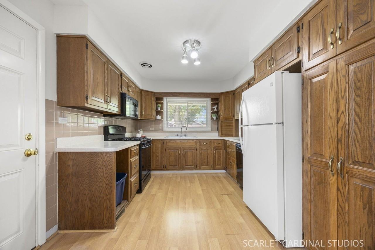 569 S Park Rd - Photo 5 of 11