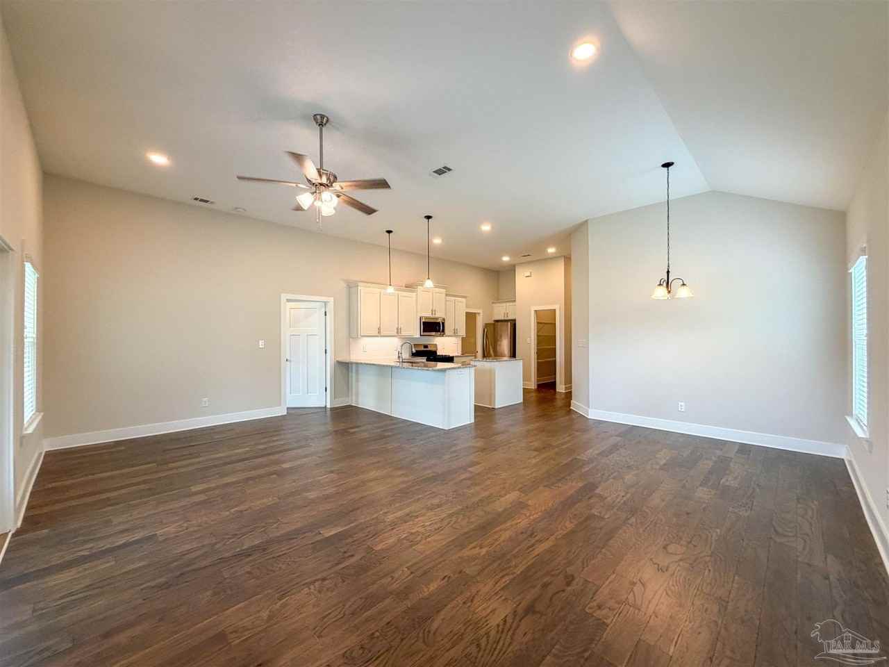 5841 Winifred Ave - Photo 4 of 36