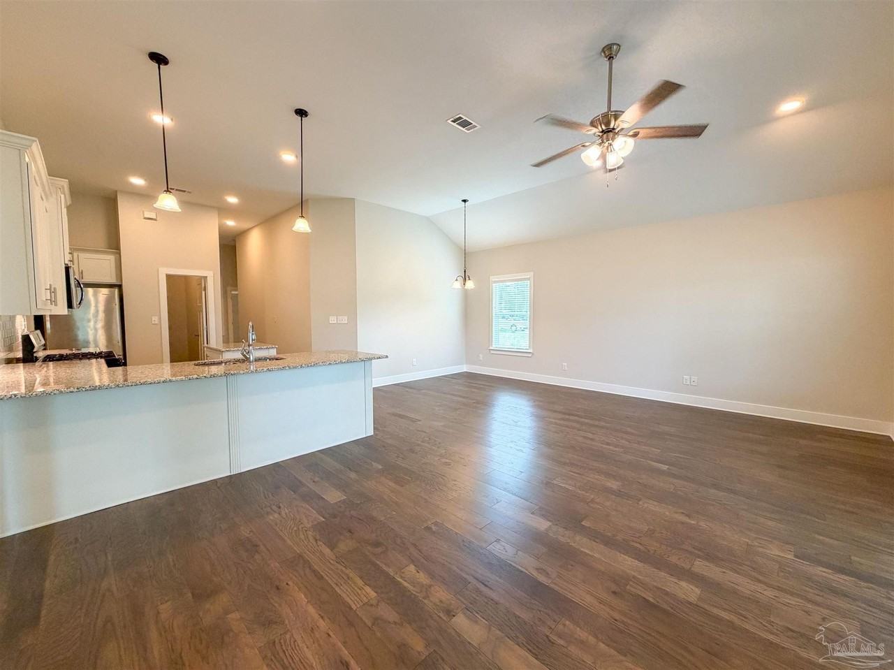 5841 Winifred Ave - Photo 5 of 36