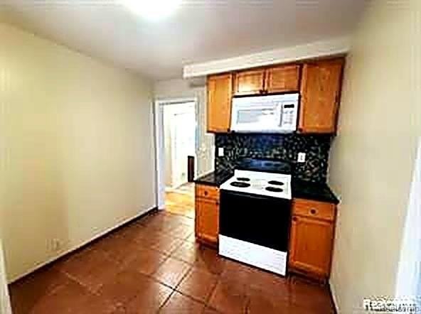 20441 Mitchell St - Photo 7 of 17