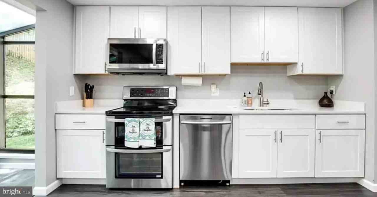 15337 Edgehill Dr - Photo 2 of 22