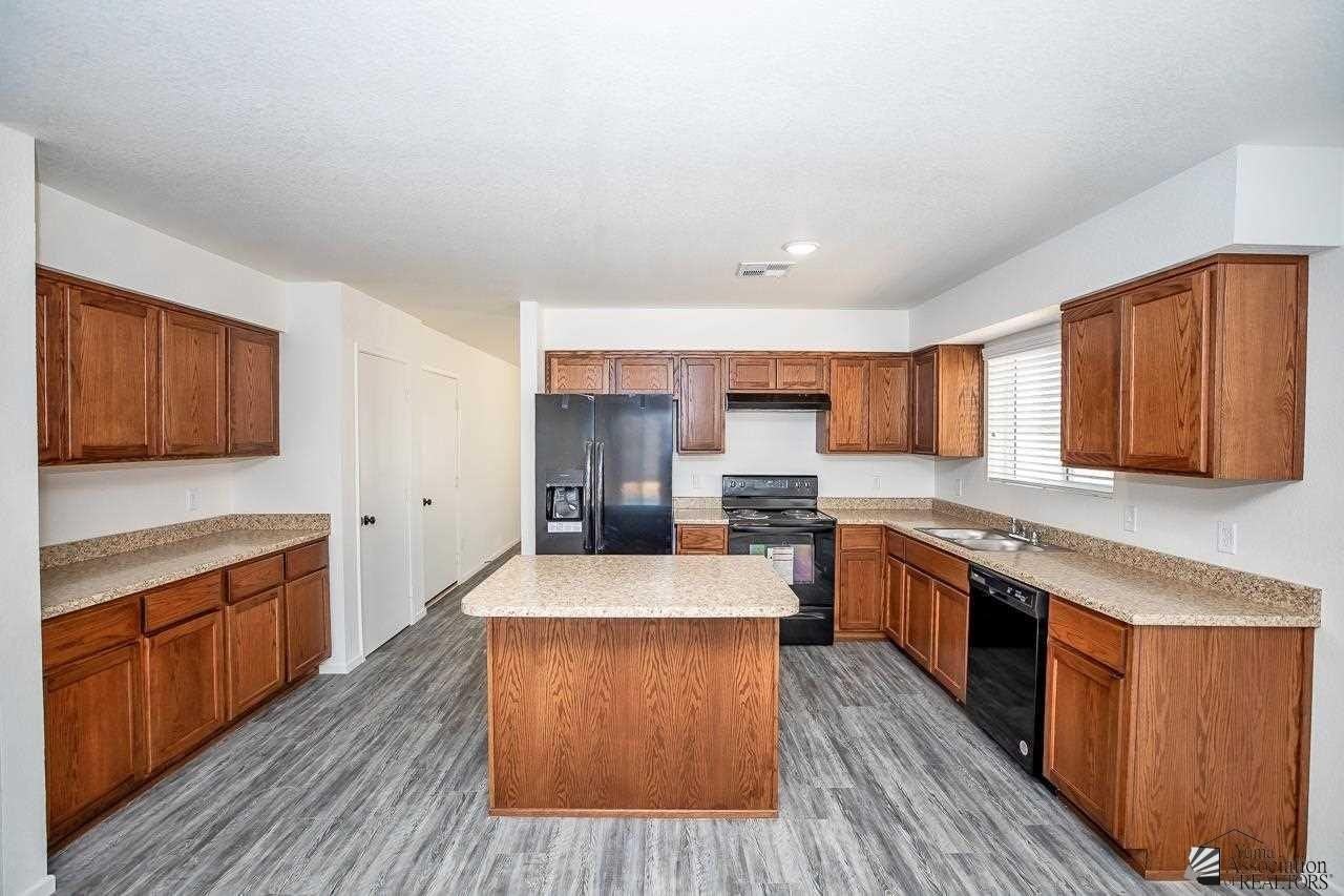 7575 E 45th St - Photo 5 of 33