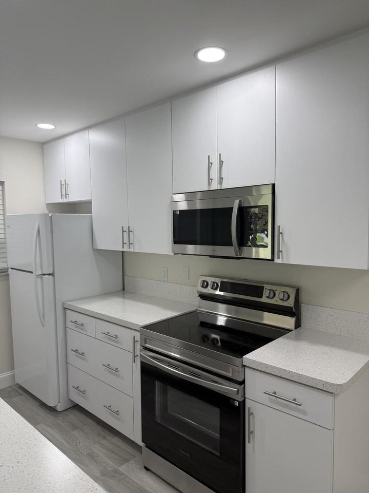 255 South Boulevard Unit# D ##D - Photo 5 of 17