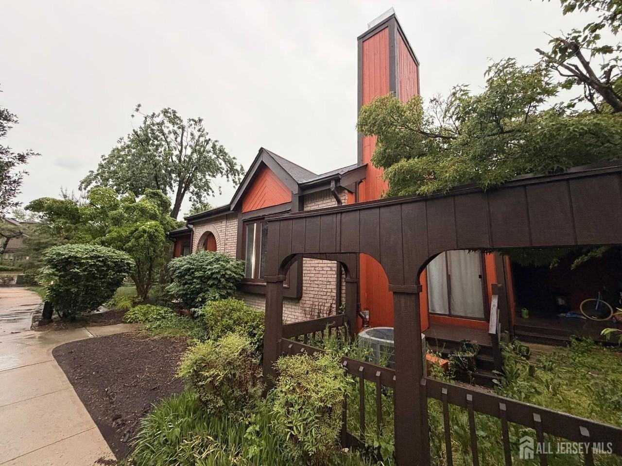100 Riverbend Dr - Photo 2 of 26