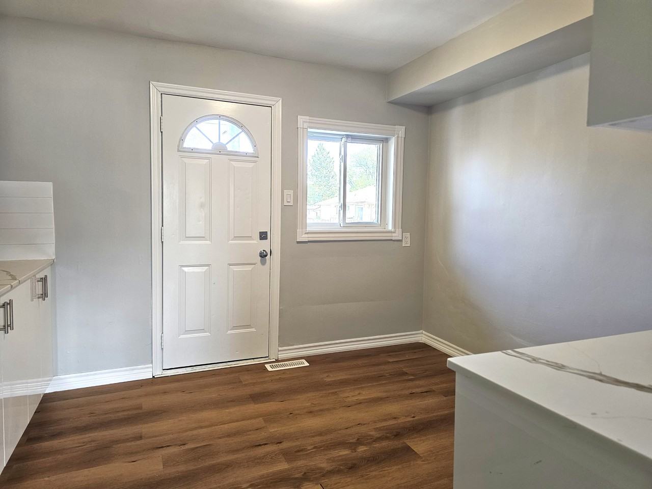 8392 Willoughby Dr - Photo 4 of 11