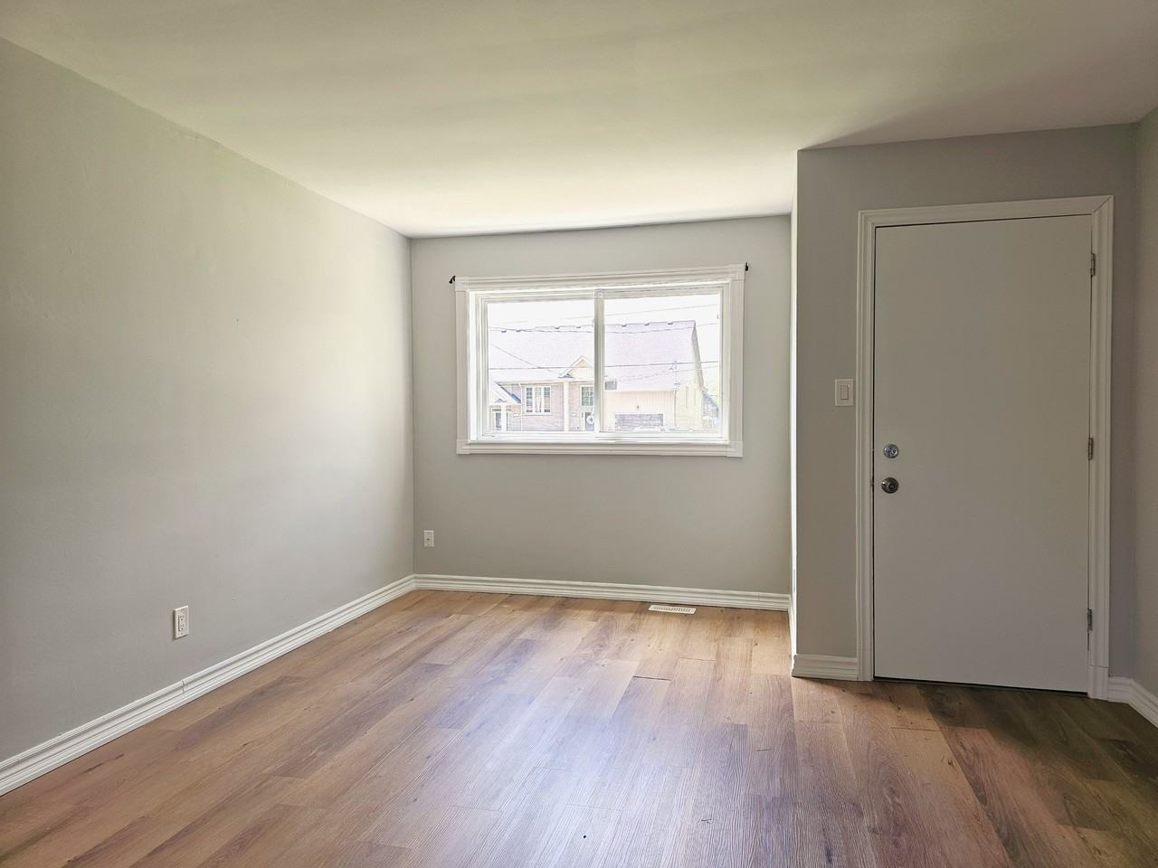 8392 Willoughby Dr - Photo 5 of 11