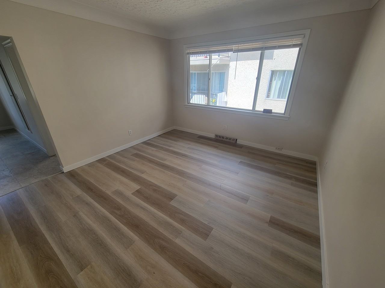 10976 124 St NW - #2 - Photo 3 of 8