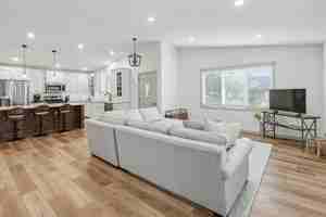 featured image of 1009 E 6th St