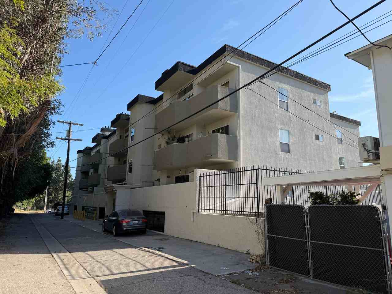 Laurel Canyon, 4500 - Photo 3 of 3