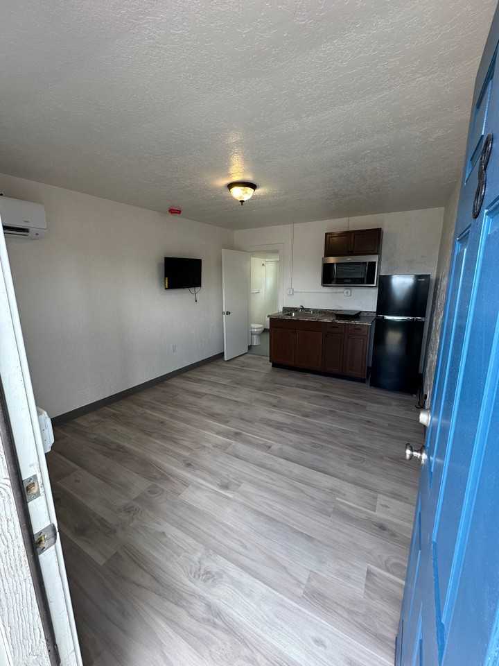 Snake River Canyon Apartments - Photo 2 of 19