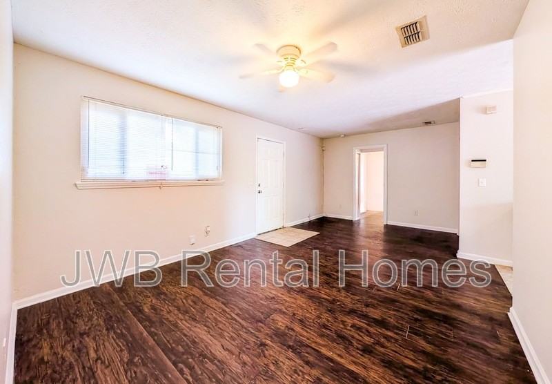 4503 Melvin Cir W - Photo 4 of 17