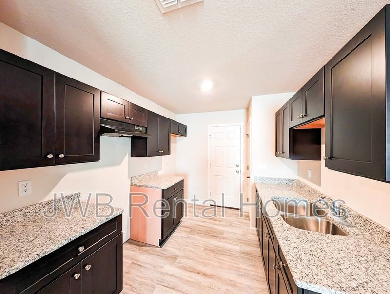 1923 Broadway Ave - Photo 2 of 14